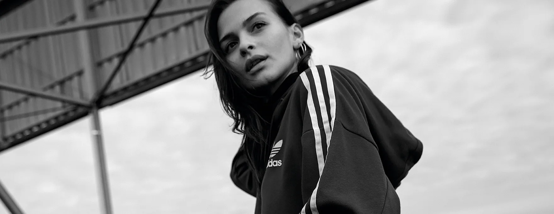 Mulher jovem vestindo casaco Adidas.