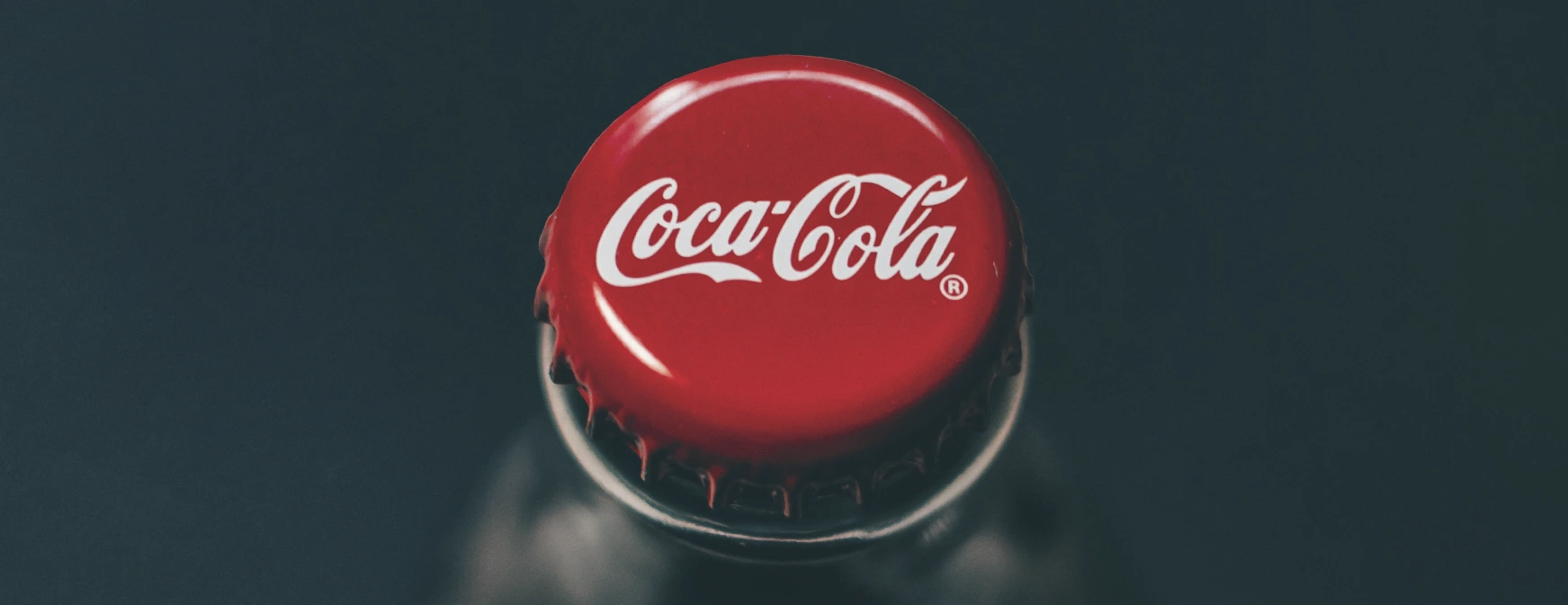 Garrafa da Coca-Cola com tampa em foco.