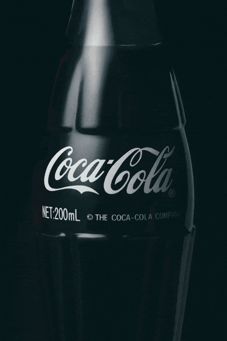 Animação de transição fluida da garrafa da Coca-Cola para gráfico conceitual.