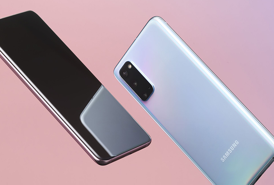 Dois celulares Samsung modelo S20 lado a lado em fundo colorido.